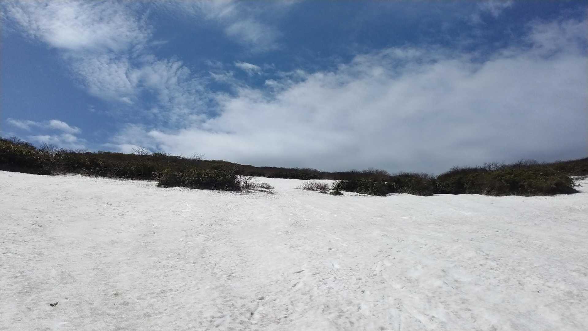 ここは直登です。
登りはチェーンスパを履きましたが、下山はつぼ足です。