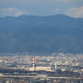 赤白の煙突は淀、存在感のある山は桟敷ヶ岳。