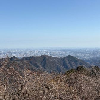 景信山の山頂から都心の方向を眺める。この後小仏城山を目指し、縦走路を進む。