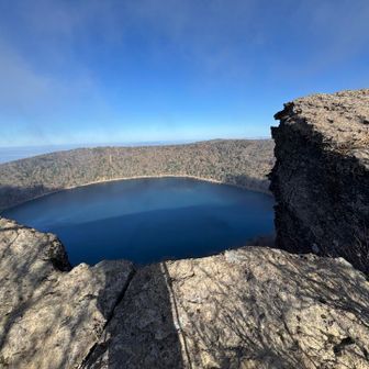 岩の向こうに大浪池。