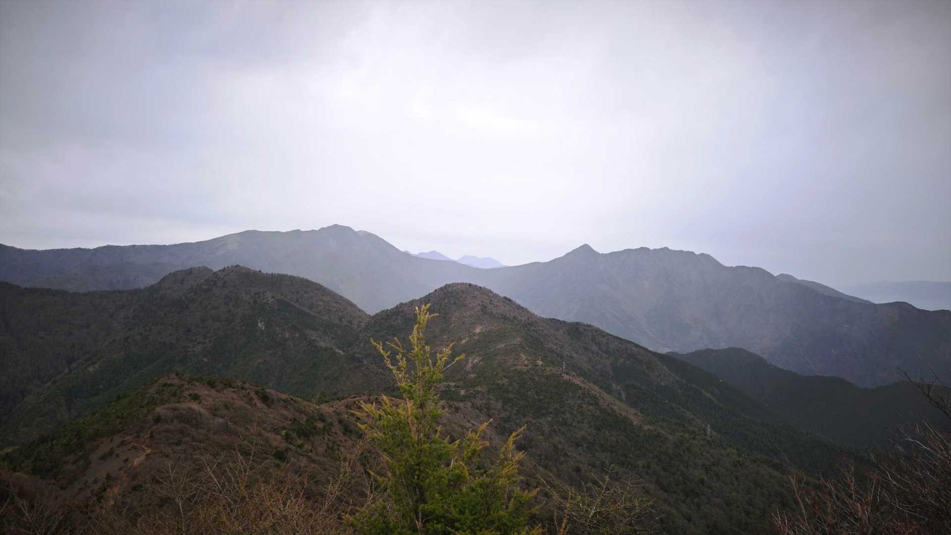 しかし、どこを見ても石鎚山は見つけれず。