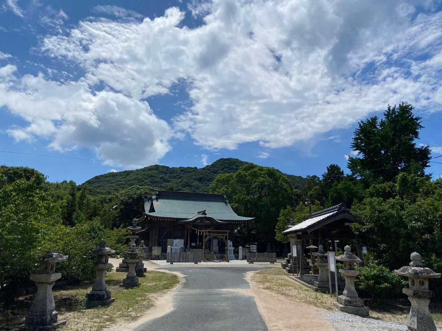 赤崎神社の裏にこれから登る小浜山