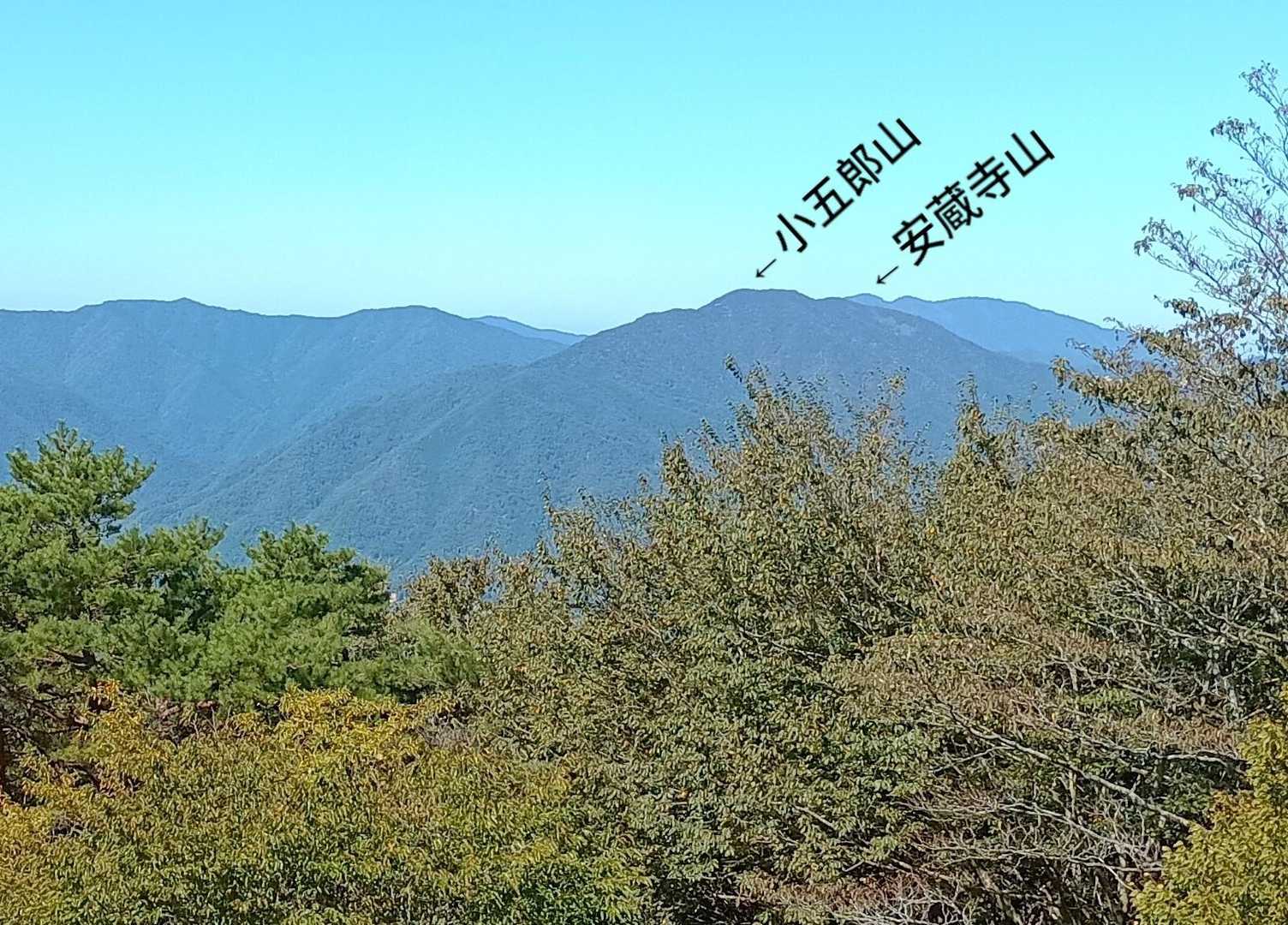 小羅漢山の展望台から北西を望む。