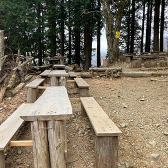 小草平に建つ堀山の家に到着！

ただ唖然  言葉無し

焼け跡は撮る気になれず😂

幸いベンチは無事でした
何度も珈琲淹れた所でした

もうここでは火は使えない😢

