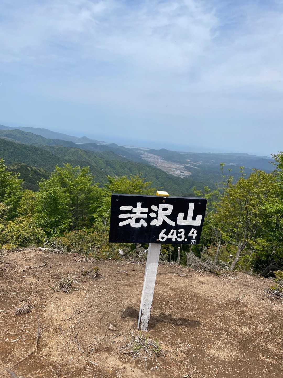 やっと着きました。
わぁー眺めサイコーです。
北側に海見えます🌊
ここも貸し切りです✌️