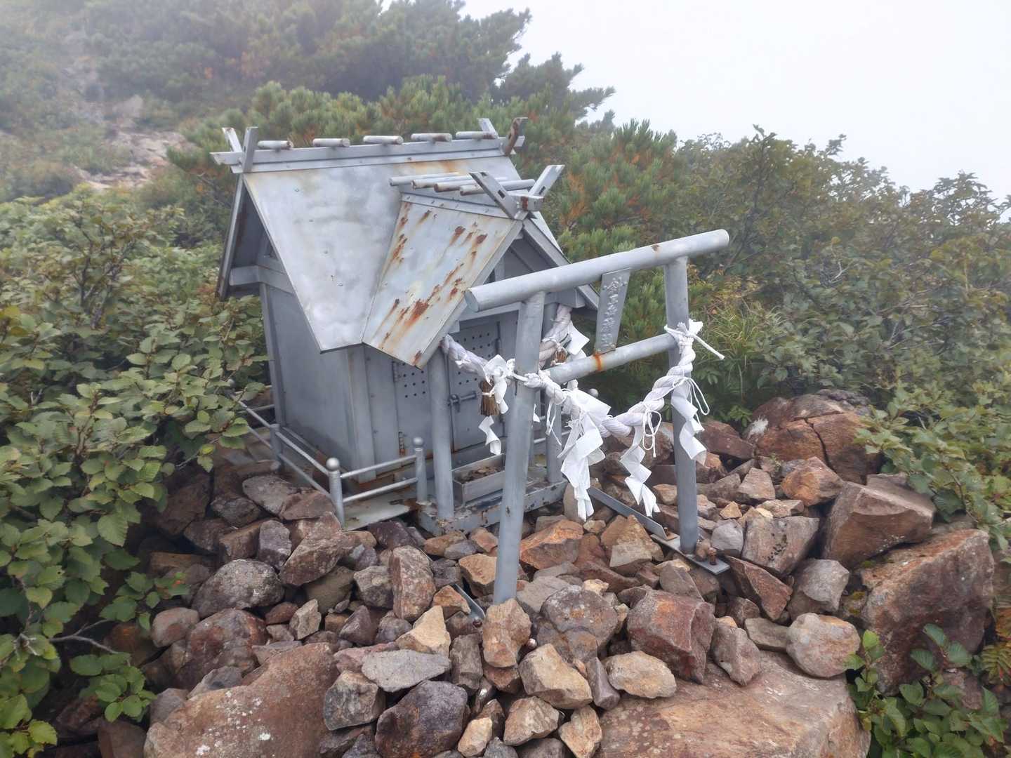 斜里岳往復 | 沢の流れる岩肌とハイマツの稜線歩きを楽しむコースの写真