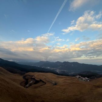 車で移動中は雨が降っていたのですが、歩き始めるころにはやみました。ただ、地面は濡れておりよく滑ります。。。