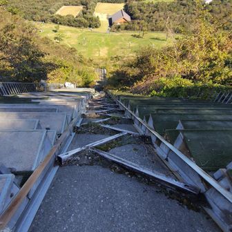 行きは気づかなかったけど、ジャンプ台
立ってちょっと真似てみたけど、怖すぎ😱
私にはムリです😅
