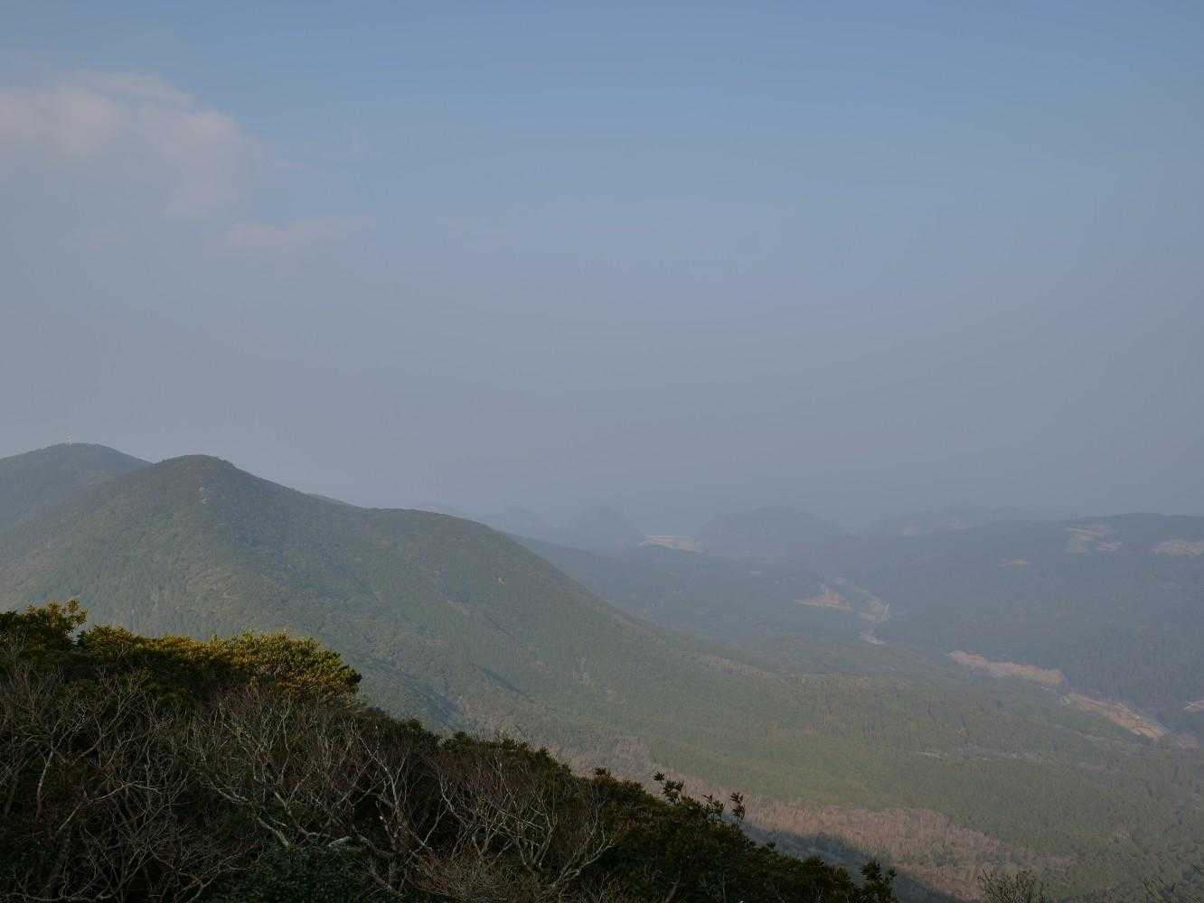 山頂手前のテラスの方が眺めは良かったが、霧か黄砂かとにかく霞んで景観楽しめず。
西の港が見えてるようだが。