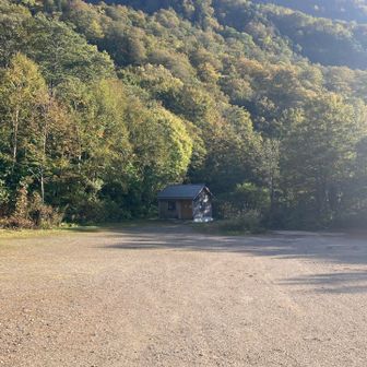駐車場、朝は、いっぱいだったけど、がらがらになっていました。奥に見えるのは、トイレだよ。
ゴールです、ありがとうございました。