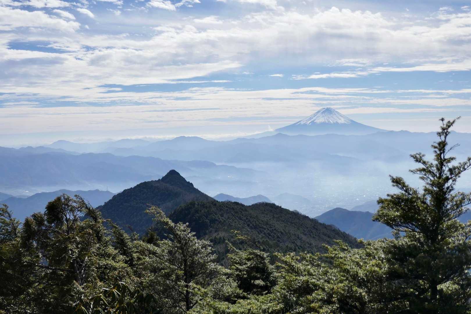 乾徳山と富士山
