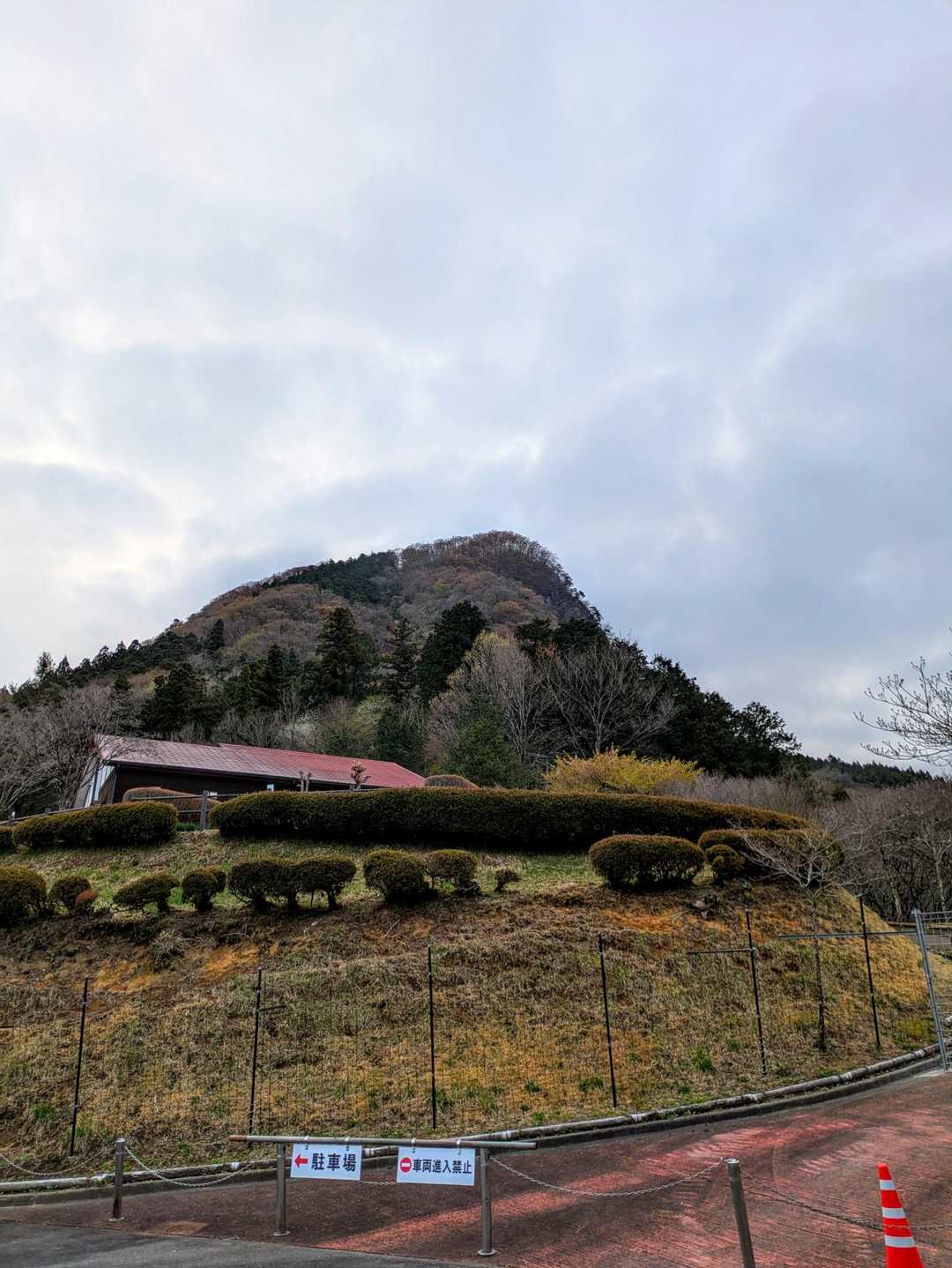 これから登る御嶽山（兄倉山）空が残念😞