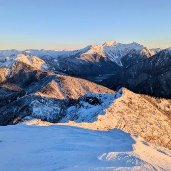 焼岳に続く稜線の確認👆
大変だろうけどまたその先から見える景色があるはず。焼岳南峰も行きたいなーあーまたジムニー案件やん！笑
朝灼け十石山劇場、心から堪能させていただき世は満足じゃ😆