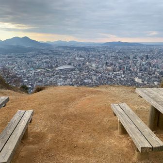 小文字山山頂　凄い都会な景色
テーブル座ったらオフィスにいるみたい。
こんな都会、出勤するの大変そうだなー