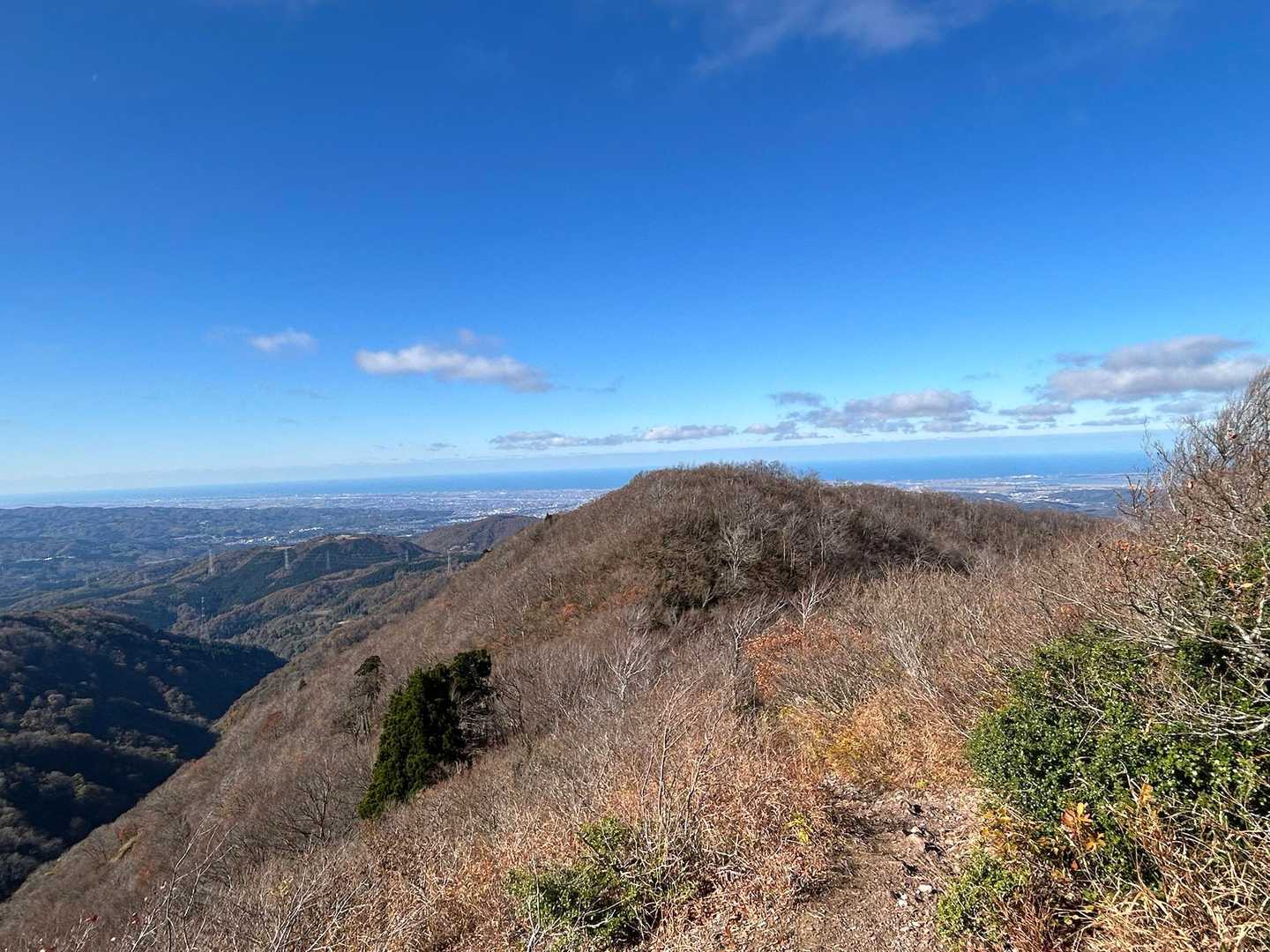 さっきまでいた白ハゲ山を見返す