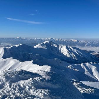 富良野岳までの稜線も👌
山頂で1人のんびりしてると、ソロの方が上ホロまで縦走して戻って来られました👋
しばし話しさせて頂き、函館から好機逸すまいと有休使って来たとのこと👍
自分と一緒です😁

1番手の方は山頂でご来光を見られてました👋