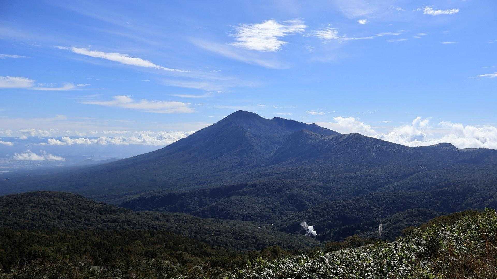 ひたすら登って源太ケ岳に到着すると、ご褒美のこの絶景！ここから大好物の稜線歩きが始まります