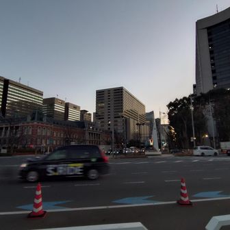 左は法務省旧本館(赤れんが棟)、右は警視庁