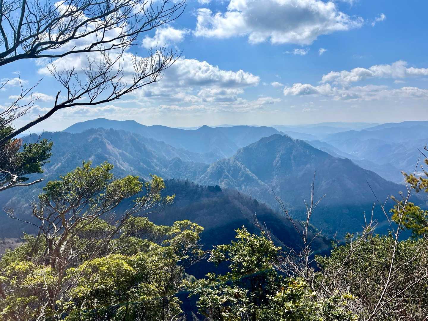 最高点のそばに展望地✨️
鳳来寺山方面。