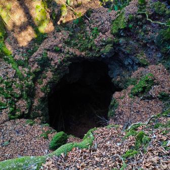 かなり深そう😱上からの写真です🕳️怖いね〜👻
