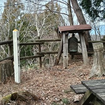 権現山まで戻ってきました。下りは表参道から下ります。