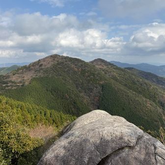 東峰から少し下ると東展望岩の陽昇台。奥作礼の一ノ岳、ニノ岳。