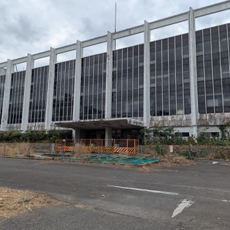 野村総合研究所跡地
つまり廃屋なのだが、
YAMAPにトイレマークが表示されており、このトイレを借りた。割とキレイだった。
ここまで車で入ることができ、数分先の広場で犬の散歩をしている人たちが数人いた。