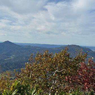 左⬅️   ペンケ山　　右➡️パンケ山