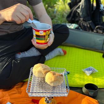 テント戻ってパンを焼く。　お茶漬けも。