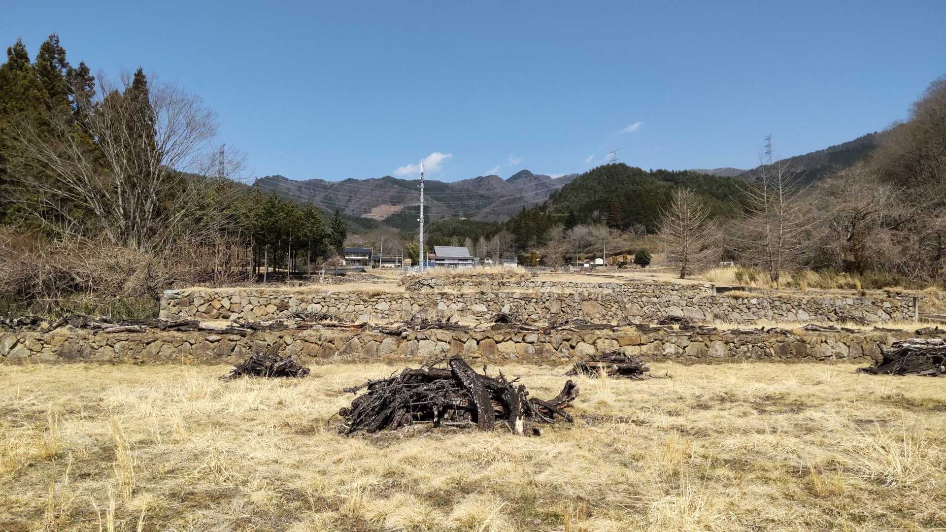 棚田だったらしき奥に平沢集落