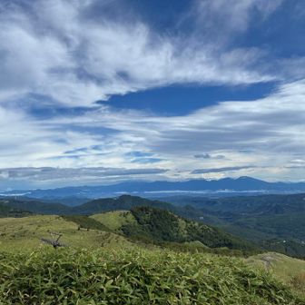 群馬方面みたいね。
AR山ナビによると右側が浅間山と。