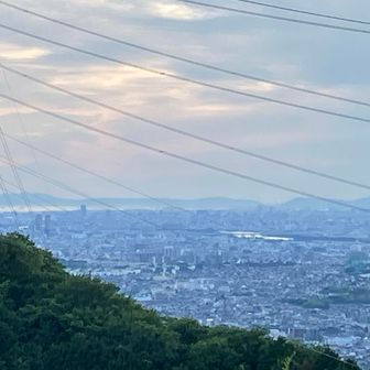 奥は淡路島
日暮れ待ては、明石海峡大橋の斜張橋のランプが見られそう