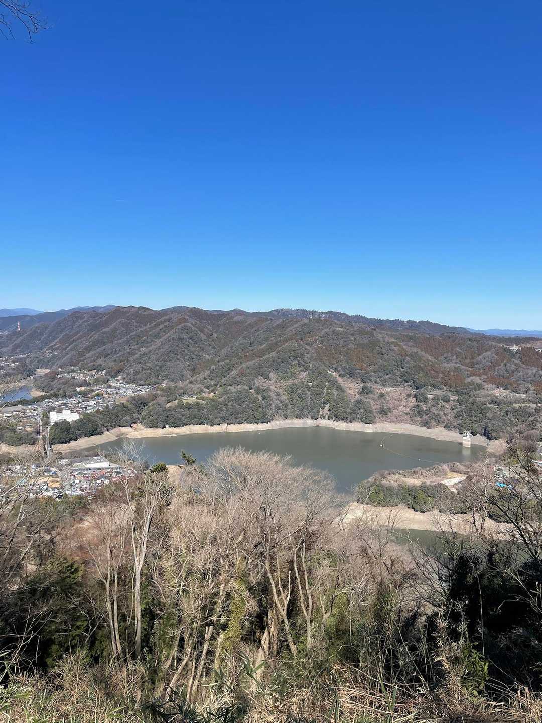 お向かいさんは高尾の山々。