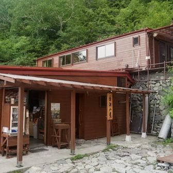 岳沢小屋着
少し前からポツリポツリと雨
早めのランチタイム