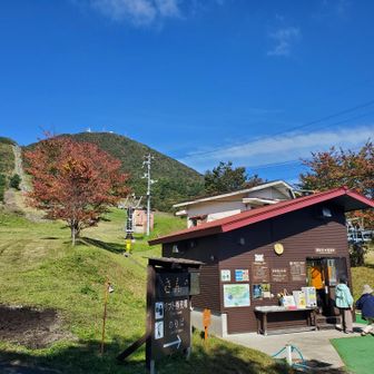 リフトは帰りに乗ってみることにして、乗り場を横目に登山口へ