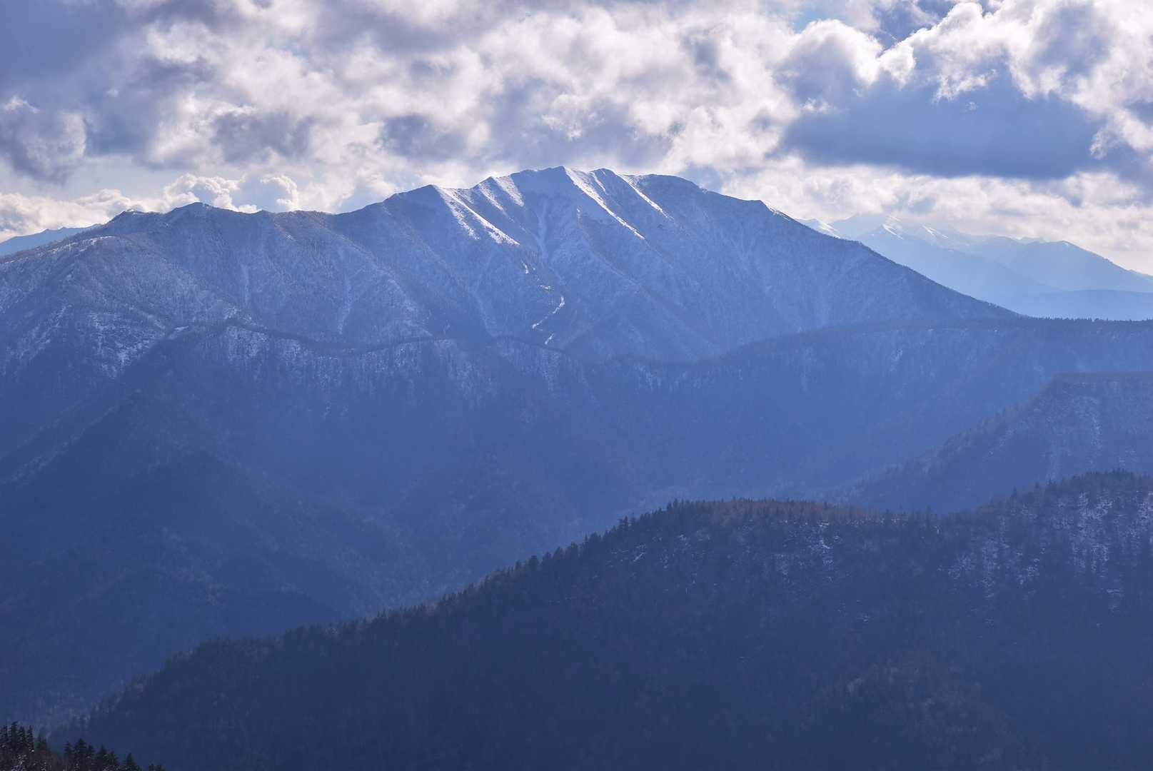 屏風岳？胸が広いなあ。ご立派。