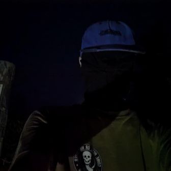 【🟢佐武流山】

此処に来ることは、多分もう無いだろうと思い、記念に自撮り🤳
(ムチャクチャ💦長かったので…😅)

この写真の後も、かなり撮りまくったけど、コレより良いと思う一枚👤が決まらず…🤔

夜の顔隠し自撮り🤳は難しい〜😅