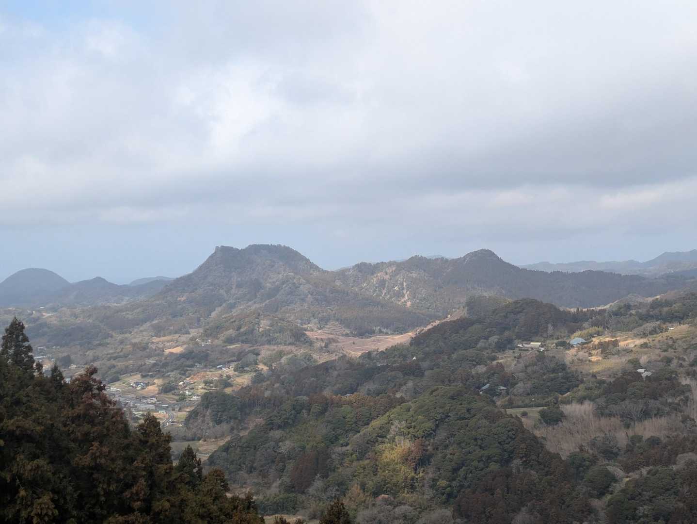 大黒様からの眺望は素晴しい🤩
昨日登った伊予ヶ岳が見えます。