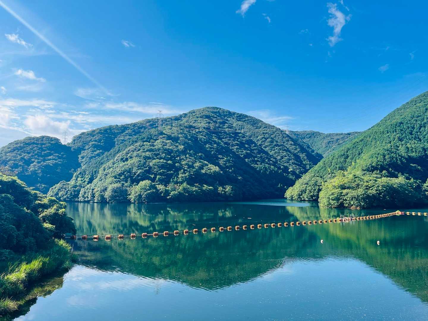鱒淵ダム沿いをしばらく歩きます♬
なんとも綺麗な景色✨✨