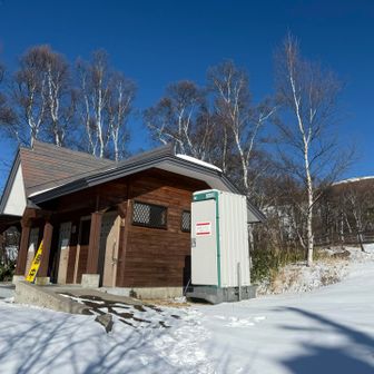 トイレは冬季閉鎖で、隣の簡易トイレは使用可