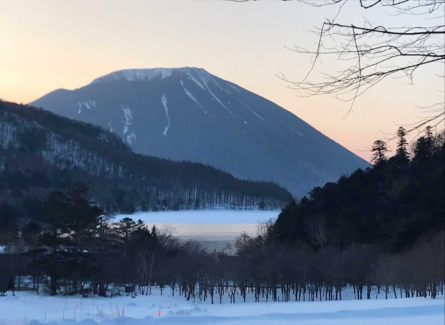 湯元スキー場から登ります。
湯の湖と男体山。