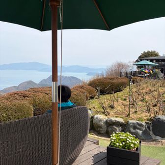 日本海を眺めてまったり。常神半島、敦賀半島も綺麗に見えてました。老後は縁側でお茶しながらひなたぼっこって夢でしたが、縁側ない我が家😭