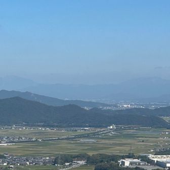 写真ではうっすらですが、雪野山と太郎坊山の奥には伊吹山と霊仙山が見えました。