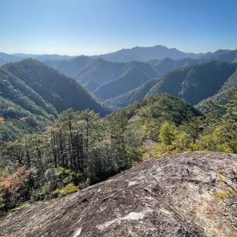百畳岩を通っております。
いつも思うけど見事な一枚岩