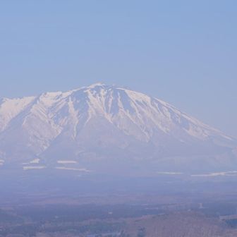 生森山展望台から撮った岩手山。ちょっとモヤってますね。