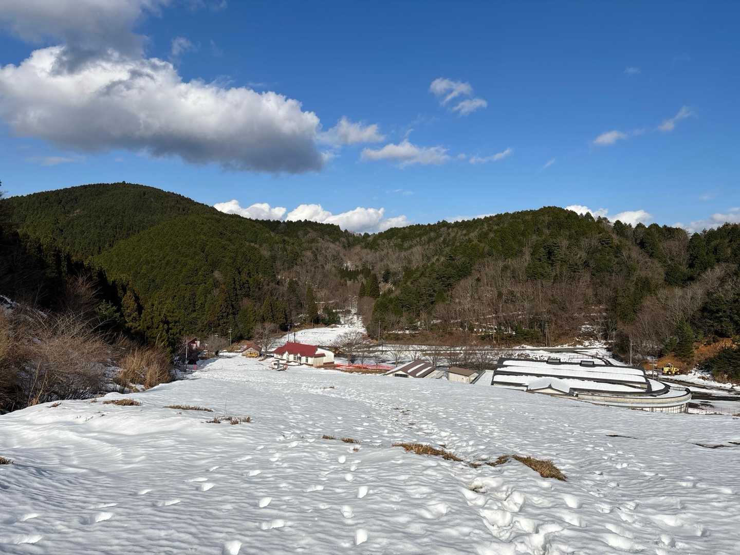 スキー場に到着　ソリがあれば一気降りられそう
お疲れ山でした👍