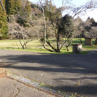 石段の下にスタートした駐車場