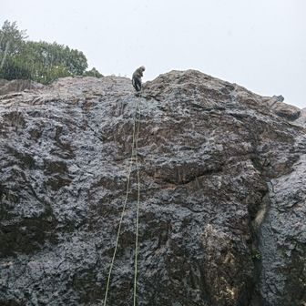 雨が降りだした。
濡れた岩場は滑って危ない⚠
takaさんが懸垂下降で降りてロープを回収して練習終了にした