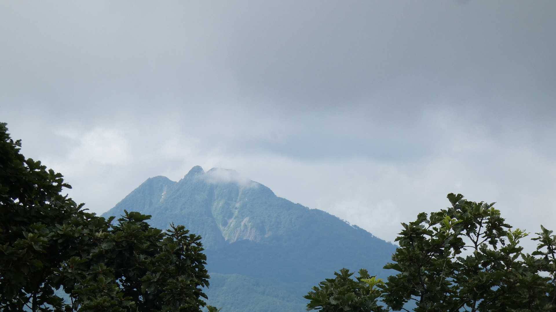 下り途中に見えた今日MAXの烏ヶ山