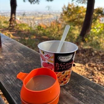 吾妻山まで戻って、やっとお昼に
ありつけました。
江ノ島や三浦半島を眺めながらいただきます。